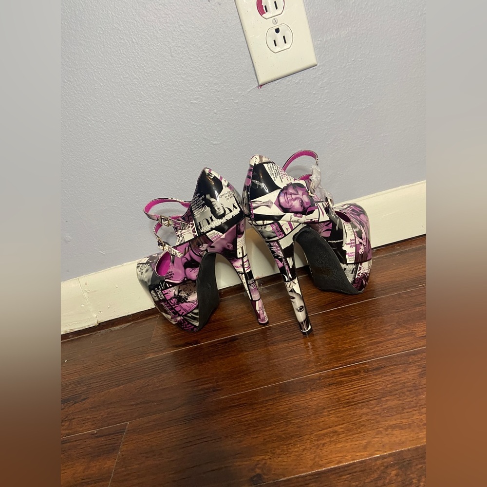Magazine Print Heels - Picture 4 of 7